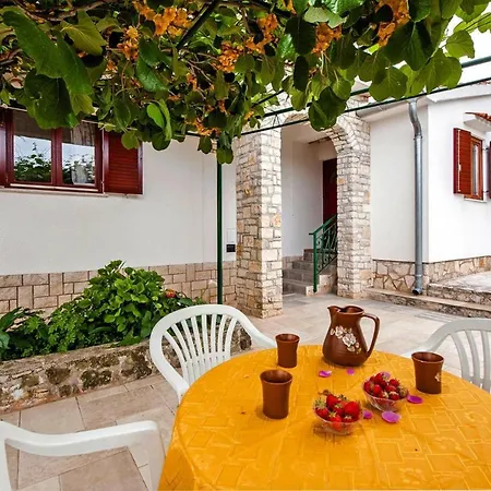 In With Parking Space Apartment Rovinj